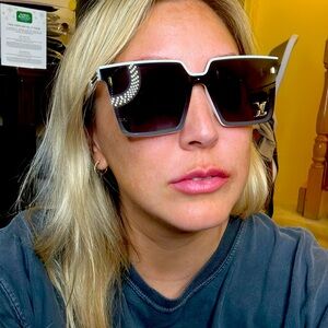 Show Item LV Sunnies